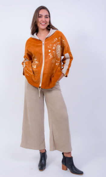 Chaqueta con cierre y capucha