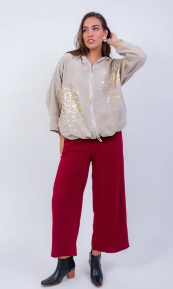 Chaqueta con cierre y capucha