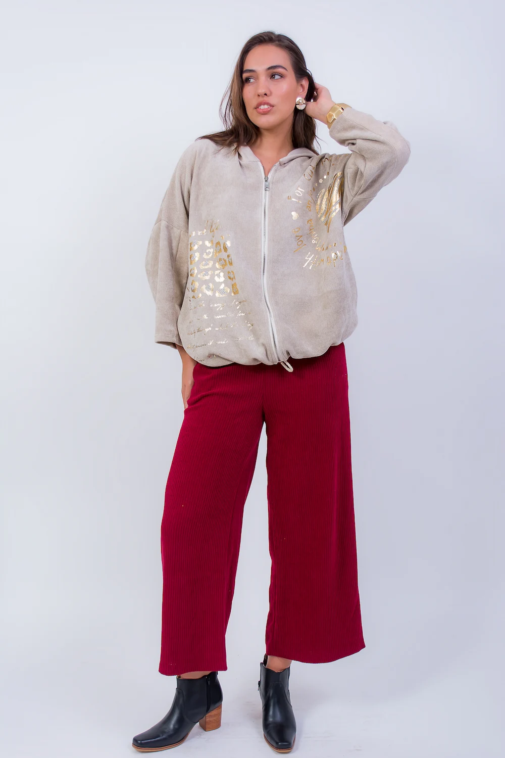 Chaqueta con cierre y capucha